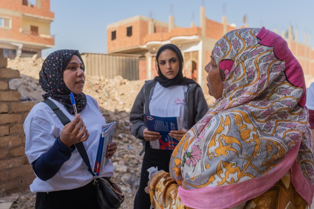 Une équipe femme en sensibilise d'autres au vIH dans les rues du Caire en Egypte